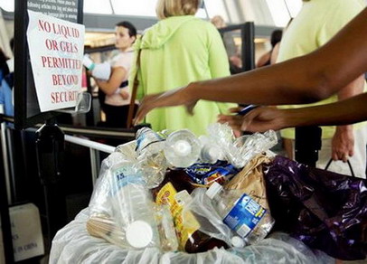 图文：垃圾回收者在英机场回收水瓶及液态物品