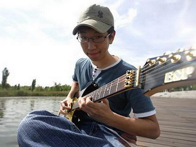 图文：韩国男孩用电吉他演奏视频红透网络