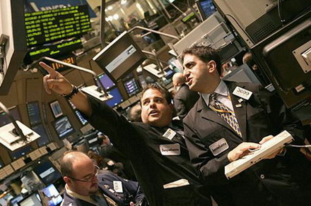 图文：商人在纽约股票交易所看大盘浮动