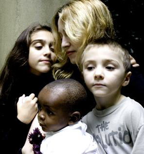 圖文：麥當娜與收養的兒子和女兒