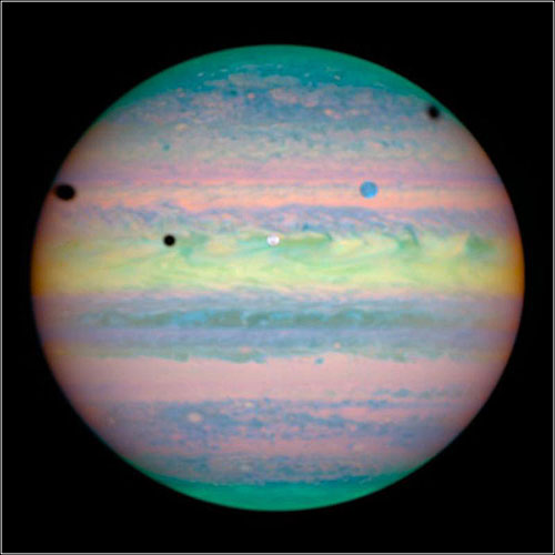 照片显示3颗卫星在木星上洒下的影子。（国际在线独家资讯 付华一）