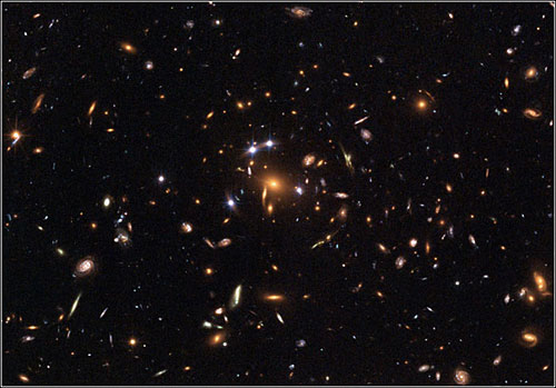哈勃太空望远镜捕捉到的一颗遥远的类星体被引力透镜分成了五个虚像的照片。此外，这张照片还展示了被引力透镜放大的珍贵星系。（国际在线独家资讯 付华一）