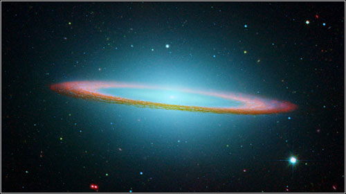 这是一张宽边帽星系红外线照片。（国际在线独家资讯 付华一）