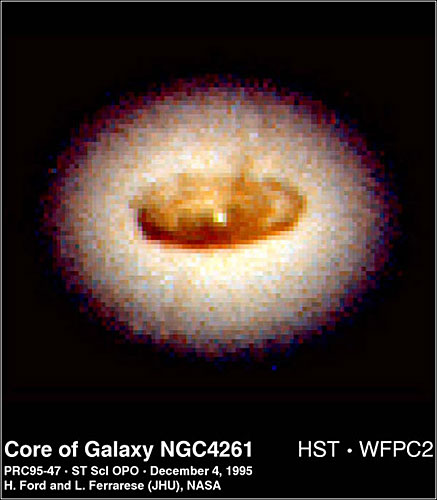 NGC 4261星系中黑洞旁的亮环。（国际在线独家资讯 付华一）