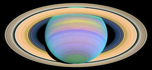 這是哈勃望遠鏡拍攝的紫外線照片裏顯示的土星光環景觀。（國際線上獨家資訊 付華一）