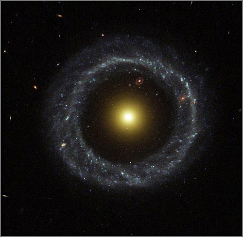 Hoag's Object星系核心部分出现的光环景象。（国际在线独家资讯 付华一）