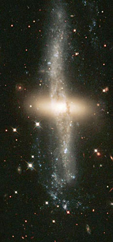 这张哈勃望远镜拍摄的照片显示出NGC 4650A星系里尘埃、气体以及群星形成的美丽光环。（国际在线独家资讯 付华一）