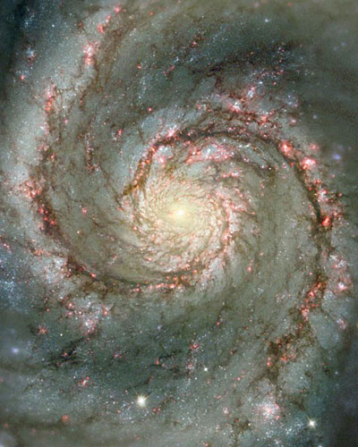 这是哈勃望远镜抓拍的星系漩涡照片。（国际在线独家资讯 付华一）
