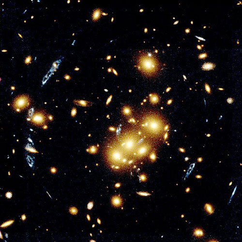 这是重力透镜捕捉到的一个原始星系照片。（国际在线独家资讯 付华一）