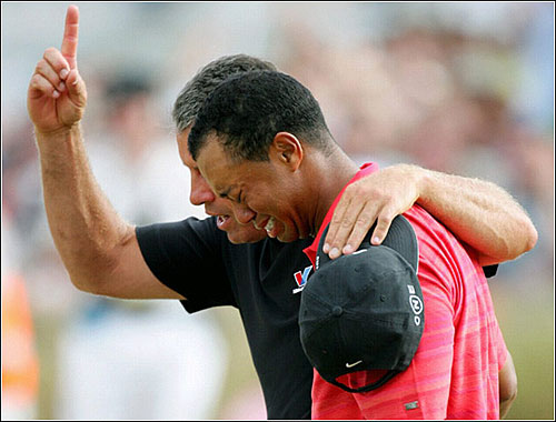 7月23日，泰格·伍兹在英国高尔夫球公开赛上夺冠，随后他激动地流下眼泪。
