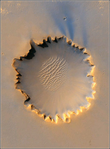 這是10月3日美國火星探測器拍攝的火星維多利亞隕石坑。