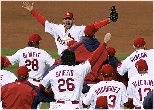 10月27日，美國Cardinal棒球隊在擊敗強大對手Detroit Tiger隊後，Cardinal隊隊員興奮地慶祝勝利。