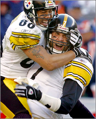 1月22日Pittsburgh Steelers队战胜Denver Broncos队后，Pittsburgh Steelers队队员正在庆祝胜利。