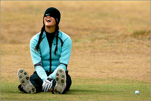 8月1日，在英國女子高爾夫球公開賽開賽前，高爾夫天才美少女魏聖美坐在草坪上用帽子遮住臉，開心地笑著。