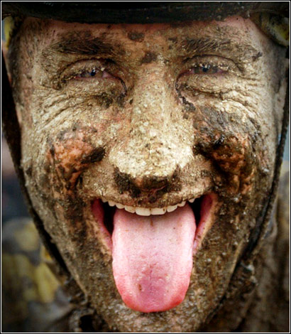 在英國UCI Mountain Bike World Cup賽結束後，車手卡爾·馬克特滿臉粘著泥向鏡頭微笑。