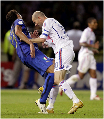 7月9日德国世界杯决赛，法国队队长齐达内愤怒地将头撞在意大利队马特拉齐的胸口。