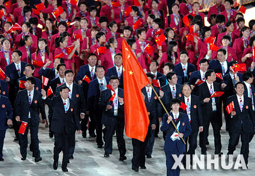 在12月1日至15日举行的多哈亚运会上，中国体育代表团以165枚金牌再次荣登金牌榜首位，这也是中国24年来在亚运会金牌榜上连续第七次占据榜首位置。 图为2006年12月1日，中国代表团在第15届亚运会开幕式上入场。