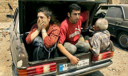 为了躲避真主党与以色列的炮火，黎巴嫩人民尽力将自己塞到汽车中逃生。 