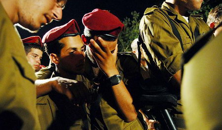 以色列士兵为自己在以黎战争死去的战友哭泣。