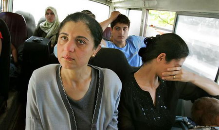 黎巴嫩战区人民携带外国护照远离家乡。 