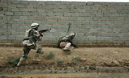 伊拉克费卢杰附近，驻伊美军士兵同伊拉克武装人员作战。