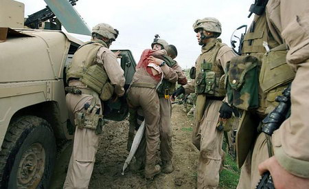 受伤驻伊美军士兵成功撤离，紧紧地同战友拥抱在一起。