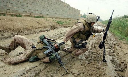 在同伊拉克武裝人員作戰中，一名美國海軍陸戰隊士兵將戰友拖到安全陣地。