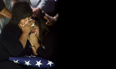2006年6月, 23岁的驻伊美军士兵门查被伊拉克武装绑架并杀害。图为家人在其葬礼上痛哭。