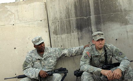 在谈到近日战友死亡事件时，一名美军士兵在安慰情绪激动地战友。