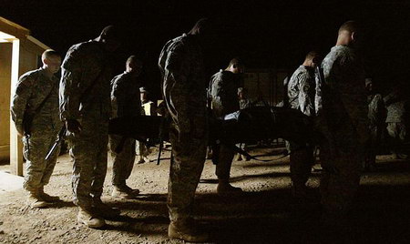驻伊美军抬着被武装人员打死战友的尸体。
