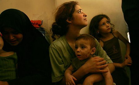 在以色列同黎巴嫩真主党停火后，战区妇女们带着孩子们开始逃亡。
