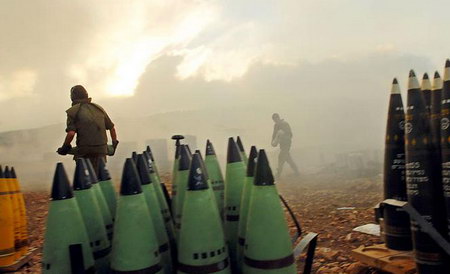 以色列士兵们在黎巴嫩边境部署袭击点。
