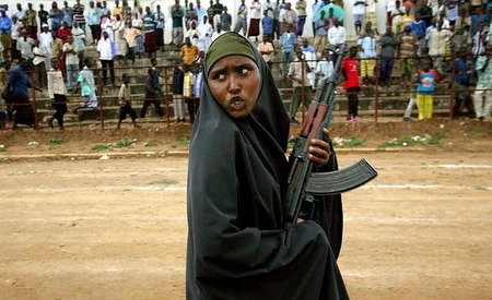 一名反对埃塞俄比亚的索马里妇女持枪支持伊斯兰团体控制该国。