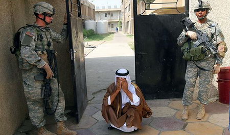 2006年10月，一名伊拉克父亲在美军驻守的巴达格清真寺门口为儿子祈祷。