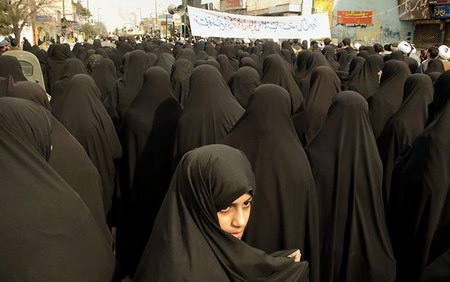 丹麥報紙發表羞辱伊斯蘭先知穆罕默德的漫畫後,伊朗婦女上街抗議。