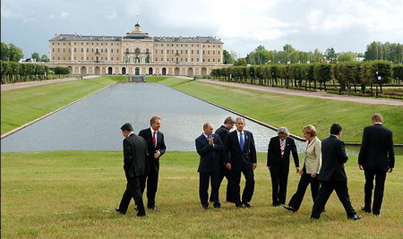 在俄罗斯圣彼得堡，八国首脑在照相前寻找各自的位置。