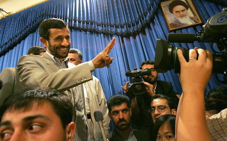 2006年8月，伊朗总统内贾德在新闻发布会上对摄像机作胜利的手势。