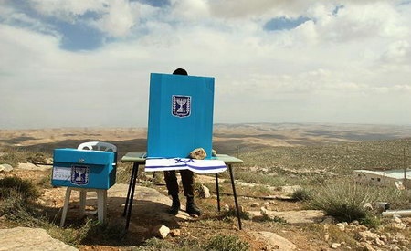 以色列士兵在向約旦河西岸運送移動投票箱，以便讓那裏的士兵參與大選。