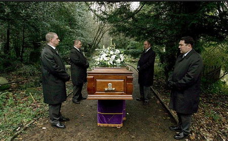 2006年12月7日,俄罗斯前特工利特维年科的灵柩被停放在英国首都伦敦的海格特墓地。