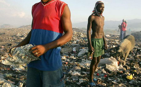 海地大選後，選候選人的宣傳海報被扔到垃圾堆。
