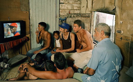 古巴队正在波多黎各参加世界棒球锦标赛。而在古巴哈瓦那省的圣米格尔-德尔帕德龙市，亲属和邻居们聚集在先发投手德尔-马提姐姐家的电视机前观看他的比赛。