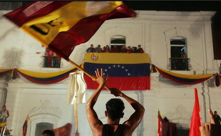 在委内瑞拉大选后，查韦斯支持者在庆祝胜利。