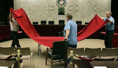 2006年1月,布什正式提名保守派法官塞缪尔·阿利托担任最高法院大法官,图为工作人员正在为参议院的听证会布置会场。
