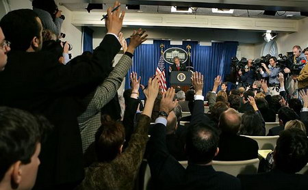 2006年3月，布什总统举行记者招待会，并让记者提问。