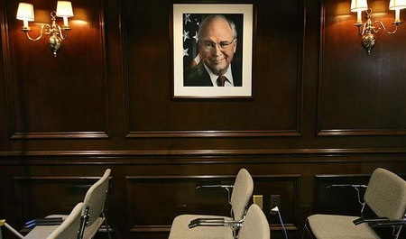 在共和党大会总部，美国副总统切尼的照片挂在房内。当时他准备发表演讲。