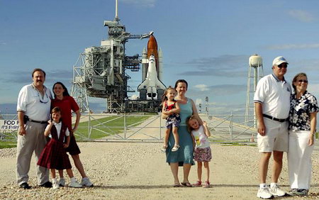 在美国亚特兰蒂斯号发射之前，美国国家宇航局工作人员同家人肯尼迪航天中心合影留念。