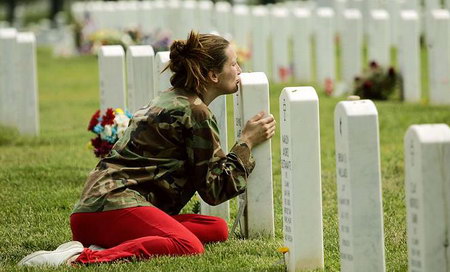 2006年1月，在美国阿林顿国家公墓，美国女子在亲吻在伊拉克死去男友的墓碑。