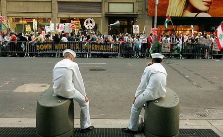 2006年8月，在美国时代广场，反战示威者抗议美国和以色列针对黎巴嫩的军事行动。