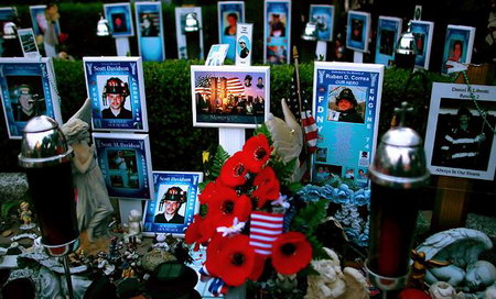 911袭击五年之后,美国民众纪念当时遇难的救援人员。