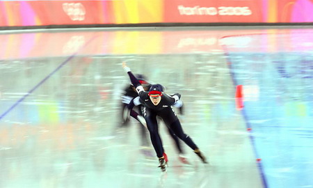 2006年，意大利都灵。美国选手玛格丽特-克劳利和她的队友获得冬奥会速滑女子团体追逐赛第五名。